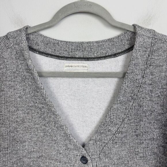 URBAN OUTFITTERS | Gray Oversized Cropped Clearwater Henley Top Women’s Size M - Picture 5 of 10